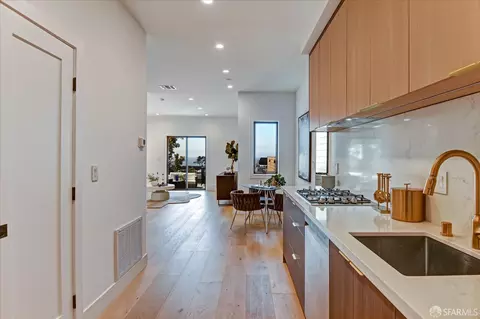 Entry Way - 1719 33rd Ave, San Francisco, CA 94122 photo 3 of 4