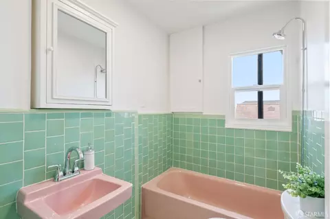 Bath - 423 Lakeview Ave, San Francisco, CA 94112 photo 3 of 3