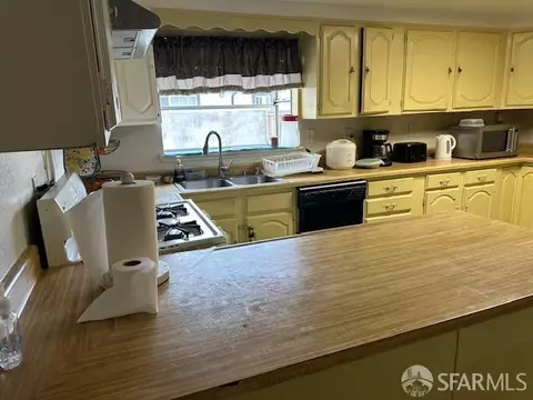 Kitchen - 155 Sunset Blvd, Hayward, CA 94544 photo 2 of 2