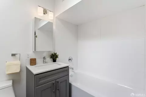 Bath - 2587 35th Ave, San Francisco, CA 94116 photo 3 of 6