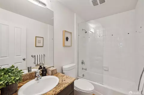 Bath - 678 Clipper St #1, San Francisco, CA 94114 photo 2 of 2