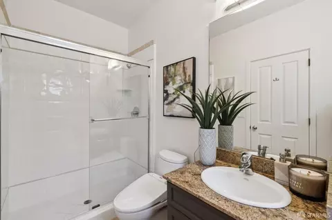 Bath - 678 Clipper St #1, San Francisco, CA 94114 photo 1 of 2
