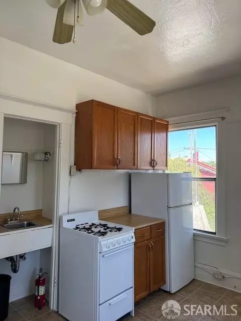 Kitchen - 210 Tunnel Ave, Richmond, CA 94801 photo 3 of 3