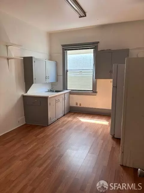 Kitchen - 210 Tunnel Ave, Richmond, CA 94801 photo 2 of 3