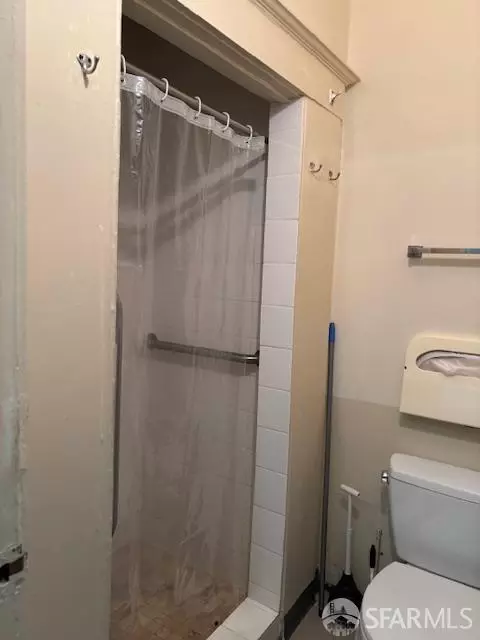 Bath - 210 Tunnel Ave, Richmond, CA 94801 photo 1 of 2
