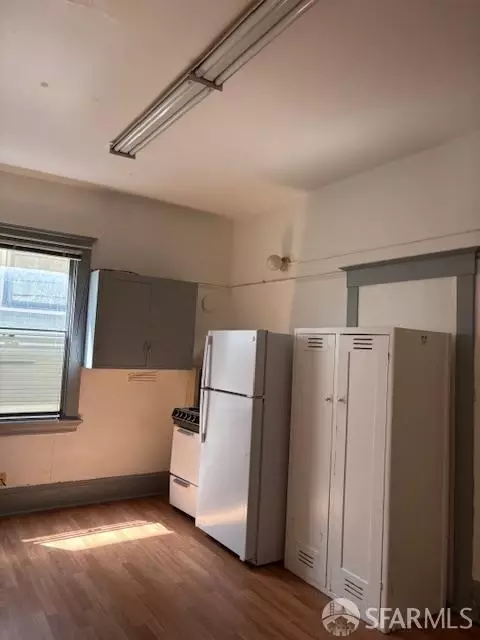 Kitchen - 210 Tunnel Ave, Richmond, CA 94801 photo 1 of 3