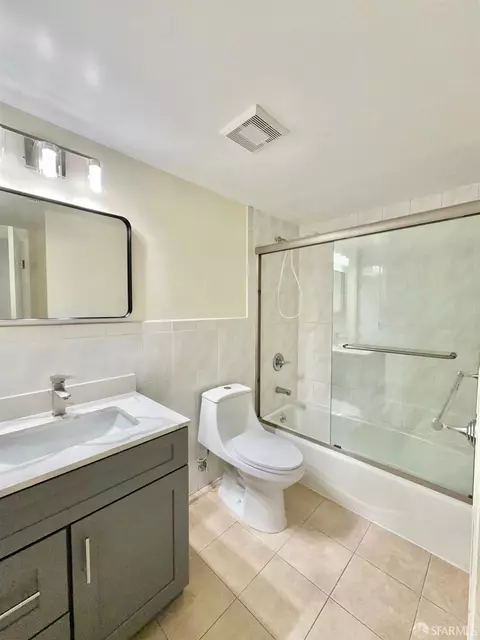 Bath - 801 Vienna St, San Francisco, CA 94112 photo 4 of 4