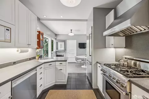 Kitchen - 4789 19th St, San Francisco, CA 94114 photo 2 of 4