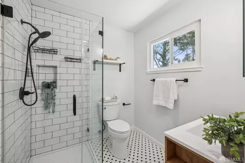 Bath - 727 Lockhaven Dr, Pacifica, CA 94044 photo 3 of 5