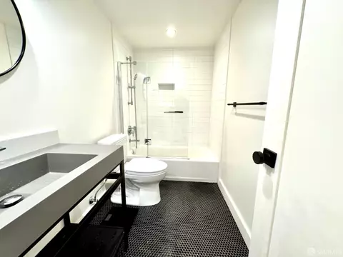 Bath - 567 Head St, San Francisco, CA 94132 photo 4 of 5