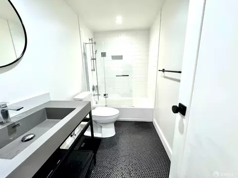 Bath - 567 Head St, San Francisco, CA 94132 photo 2 of 5