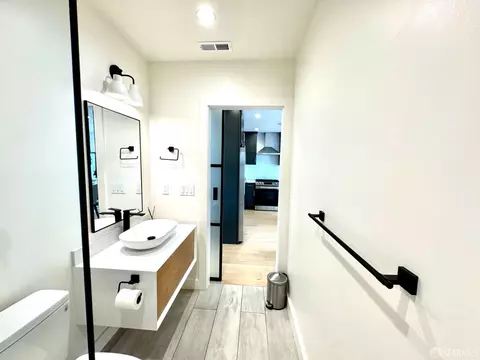 Bath - 567 Head St, San Francisco, CA 94132 photo 1 of 5