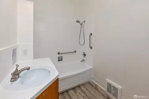Bath - 369 Frederick St, San Francisco, CA 94117 photo 4 of 9