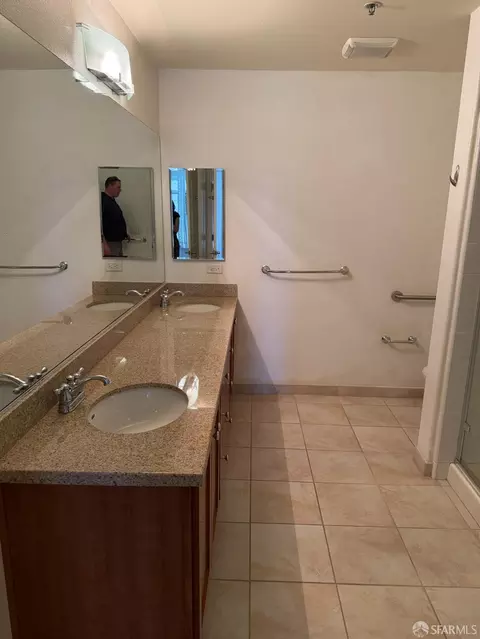 Bath - 423 7th St #113, Oakland, CA 94607 photo 2 of 4