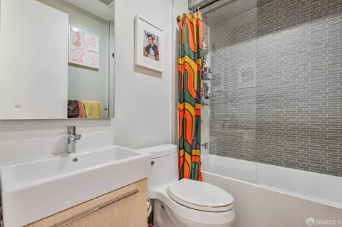 Bath - 989 Sutter St #2, San Francisco, CA 94109 photo 2 of 7