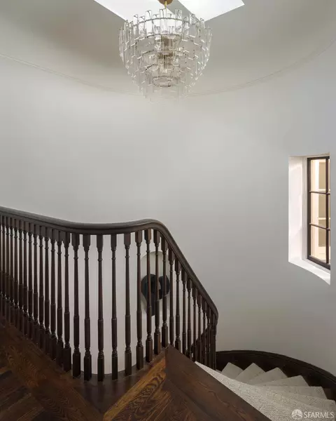Entry Way - 2264 Beach St, San Francisco, CA 94123 photo 3 of 4