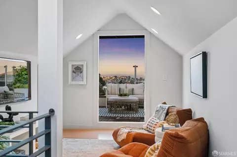 Entry Way - 941 Diamond St, San Francisco, CA 94114 photo 5 of 6
