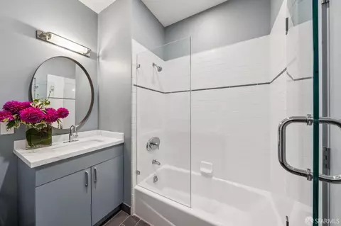 Bath - 941 Diamond St, San Francisco, CA 94114 photo 3 of 7