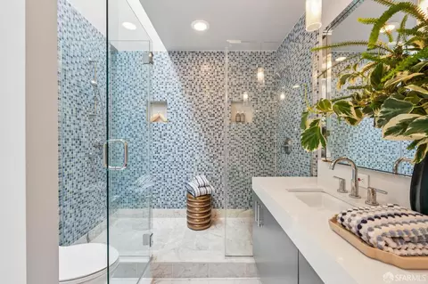 Bath - 941 Diamond St, San Francisco, CA 94114 photo 6 of 7