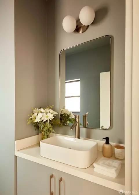 Bath - 481 Diamond St, San Francisco, CA 94114 photo 1 of 5