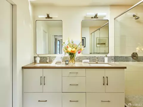 Bath - 481 Diamond St, San Francisco, CA 94114 photo 3 of 5