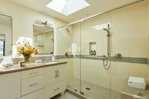 Bath - 481 Diamond St, San Francisco, CA 94114 photo 2 of 5