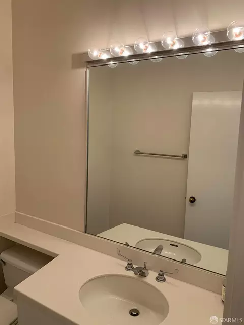 Bath - 640 Davis St #5, San Francisco, CA 94111 photo 1 of 2