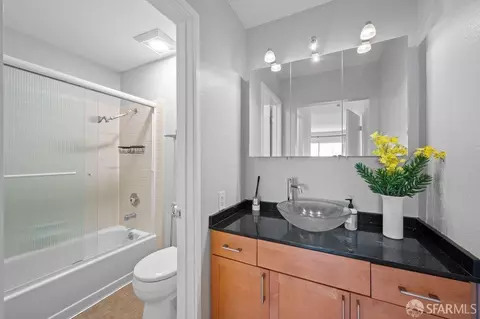 Bath - 5 Richards Cir, San Francisco, CA 94124 photo 2 of 3