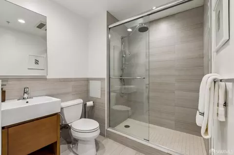 Bath - 2501 Harrison St #2, San Francisco, CA 94110 photo 5 of 5