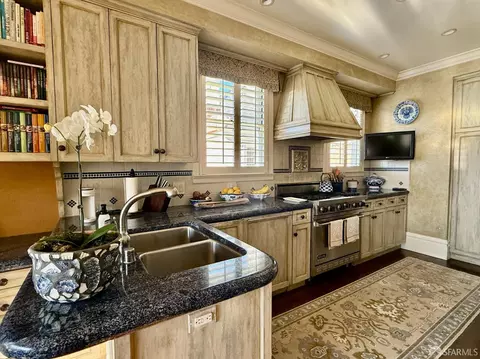 Kitchen - 33 Walnut St, San Francisco, CA 94118 photo 1 of 2