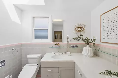 Bath - 484 29th St, San Francisco, CA 94131 photo 2 of 5