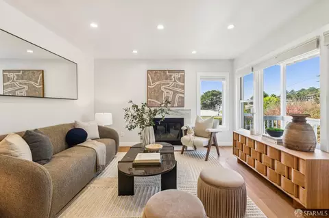 Living - 646 Brighton Rd, Pacifica, CA 94044 photo 2 of 4