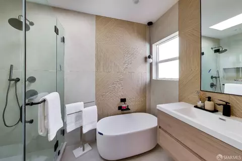 Bath - 975 Darien Way, San Francisco, CA 94127 photo 2 of 5