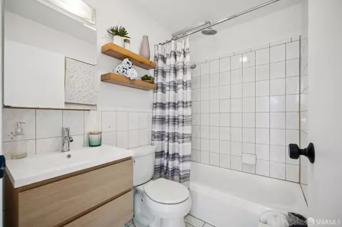 Bath - 146 Beachview Ave, Pacifica, CA 94044 photo 3 of 4