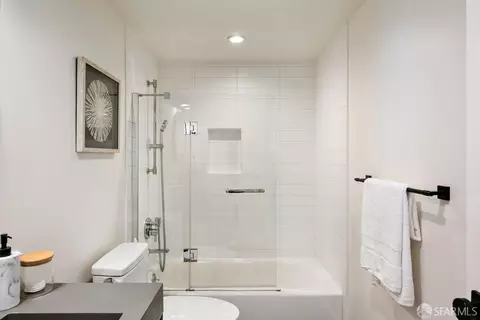 Bath - 567 Head St, San Francisco, CA 94132 photo 4 of 4