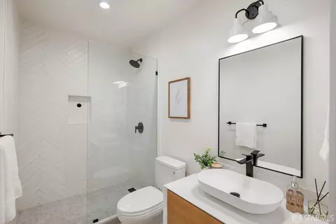 Bath - 567 Head St, San Francisco, CA 94132 photo 1 of 4