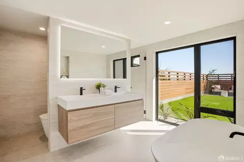 Bath - 35 Brewster St, San Francisco, CA 94110 photo 3 of 7