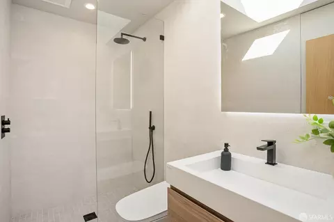 Bath - 35 Brewster St, San Francisco, CA 94110 photo 1 of 7