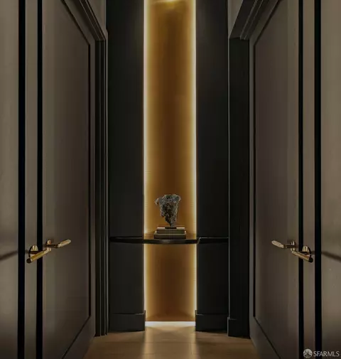 Entry Way - 571 Noe St, San Francisco, CA 94114 photo 1 of 3