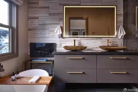 Bath - 571 Noe St, San Francisco, CA 94114 photo 4 of 7