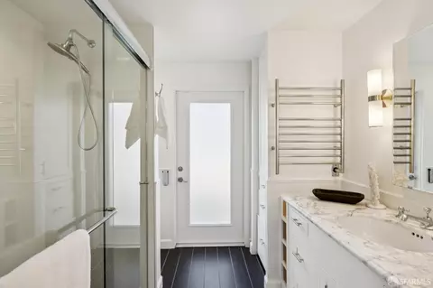Bath - 302 Tideway Dr, Alameda, CA 94501 photo 2 of 3