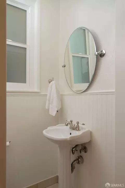 Bath - 421 Spruce St, San Francisco, CA 94118 photo 2 of 3