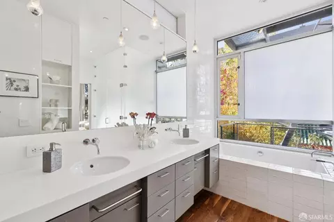 Bath - 1076 S Van Ness Ave, San Francisco, CA 94110 photo 3 of 5
