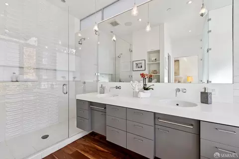 Bath - 1076 S Van Ness Ave, San Francisco, CA 94110 photo 2 of 5