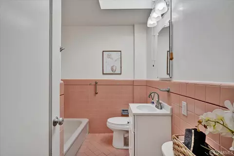 Bath - 3021 Rivera St, San Francisco, CA 94116 photo 1 of 3
