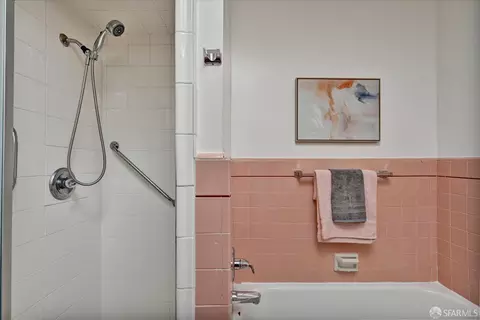 Bath - 3021 Rivera St, San Francisco, CA 94116 photo 2 of 3