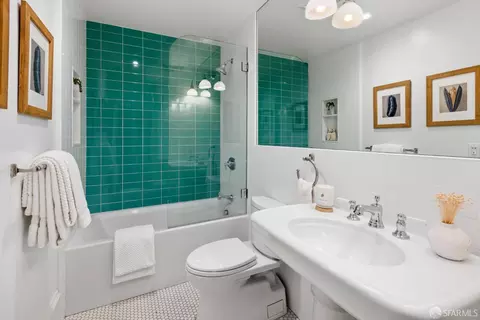 Bath - 572 Eureka St, San Francisco, CA 94114 photo 1 of 6