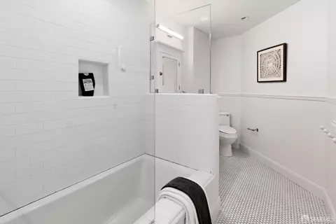 Bath - 572 Eureka St, San Francisco, CA 94114 photo 5 of 6