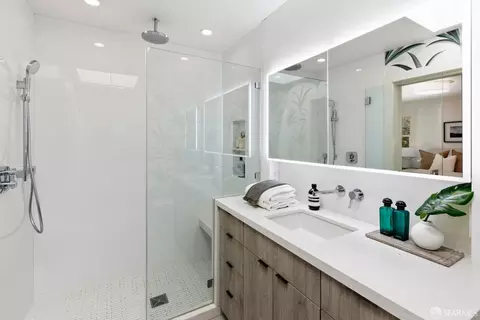 Bath - 572 Eureka St, San Francisco, CA 94114 photo 2 of 6