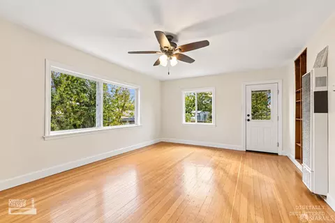 Living - 1433 Derby St #B, Berkeley, CA 94702 photo 2 of 3